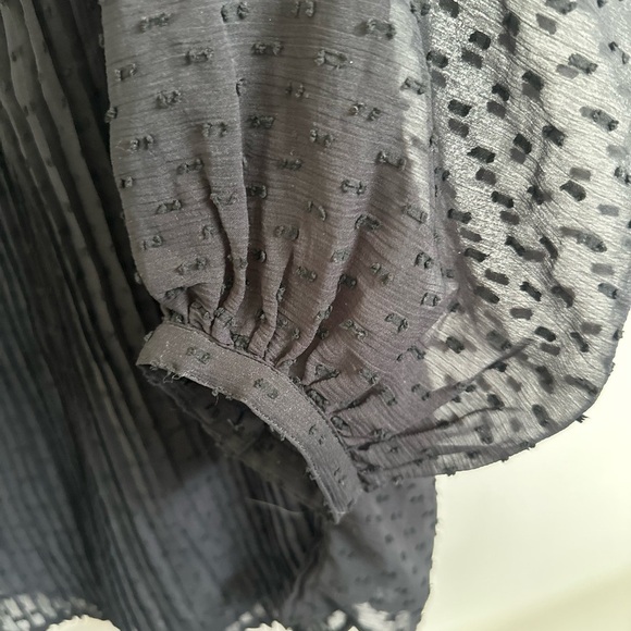 ❤️ GAP Women's Black Textured Blouse Small NWOT - Picture 2 of 6